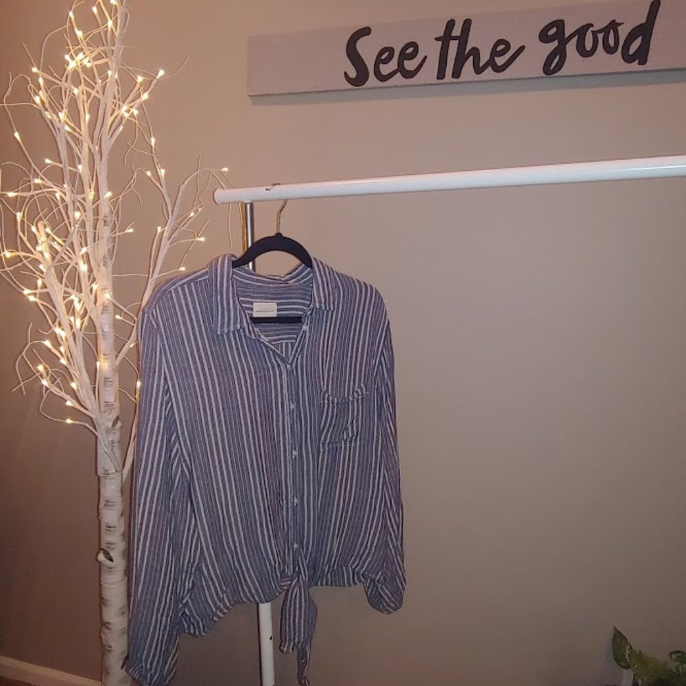 4/$15 American Eagle XL Blue and White Stripe Front Tie